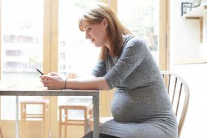 Минтруд представил правила назначения пособий для беременных и одиноких родителей на детей от 8 до 17 лет