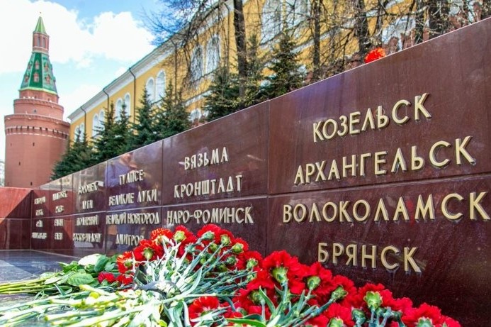 Александр Цыбульский возложил цветы к Могиле Неизвестного Солдата