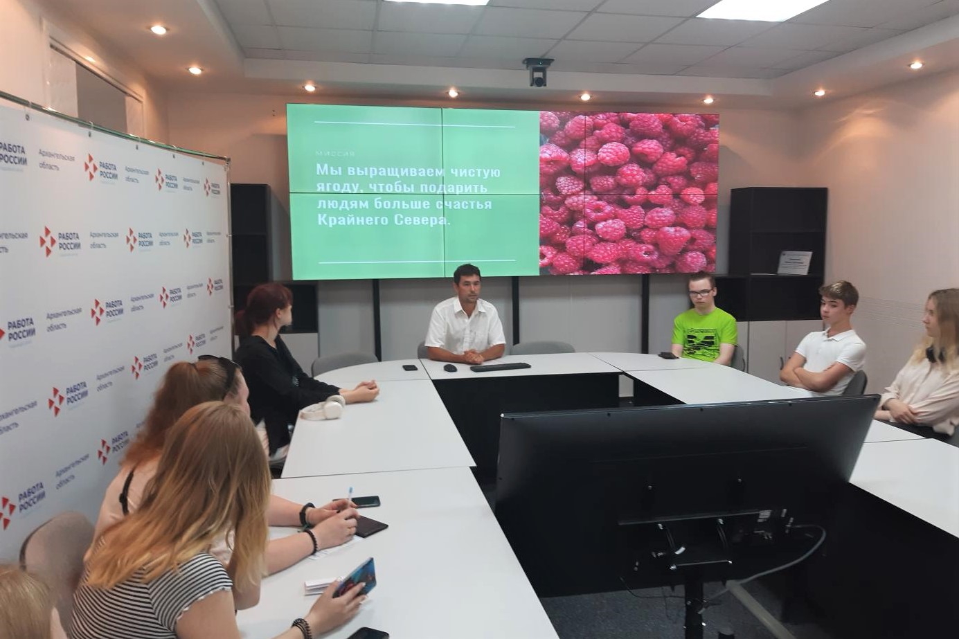В Архангельском отделении занятости 	состоялось 	собеседование с подростками, готовыми трудиться на 	сборе ягод