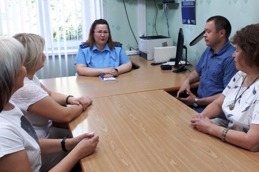 Прокуратурой Пинежского района проводится работа 	по организации встреч с работниками 	предприятий