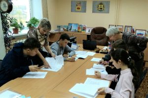 В Архангельской области продолжается работа по трудоустройству подростков