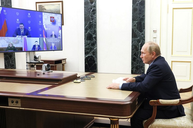 Владимир Путин поставил задачу по увеличению доходов семей с детьми