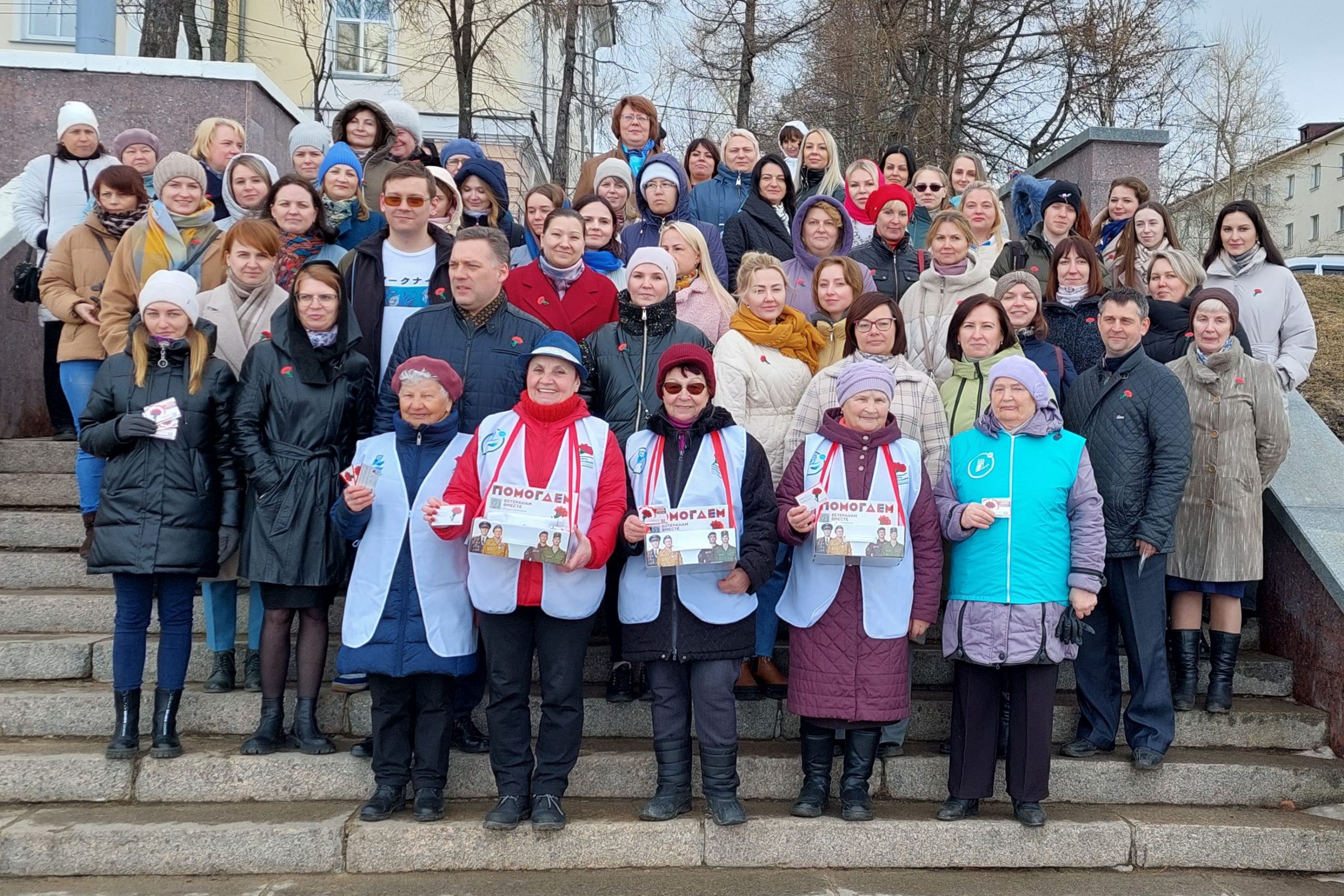 Помогаем ветеранам вместе: в России стартовала акция «Красная гвоздика»