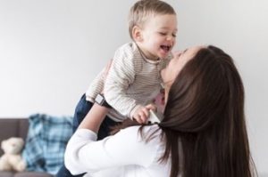 Минтруд разработал поправки, сохраняющие страховые выплаты по уходу за ребенком для работающей мамы