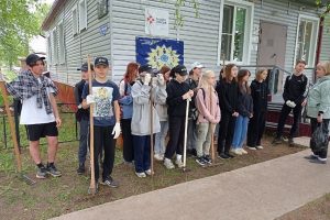 «Лето с пользой»: подростки Лешуконского района выполняют работы по благоустройству села