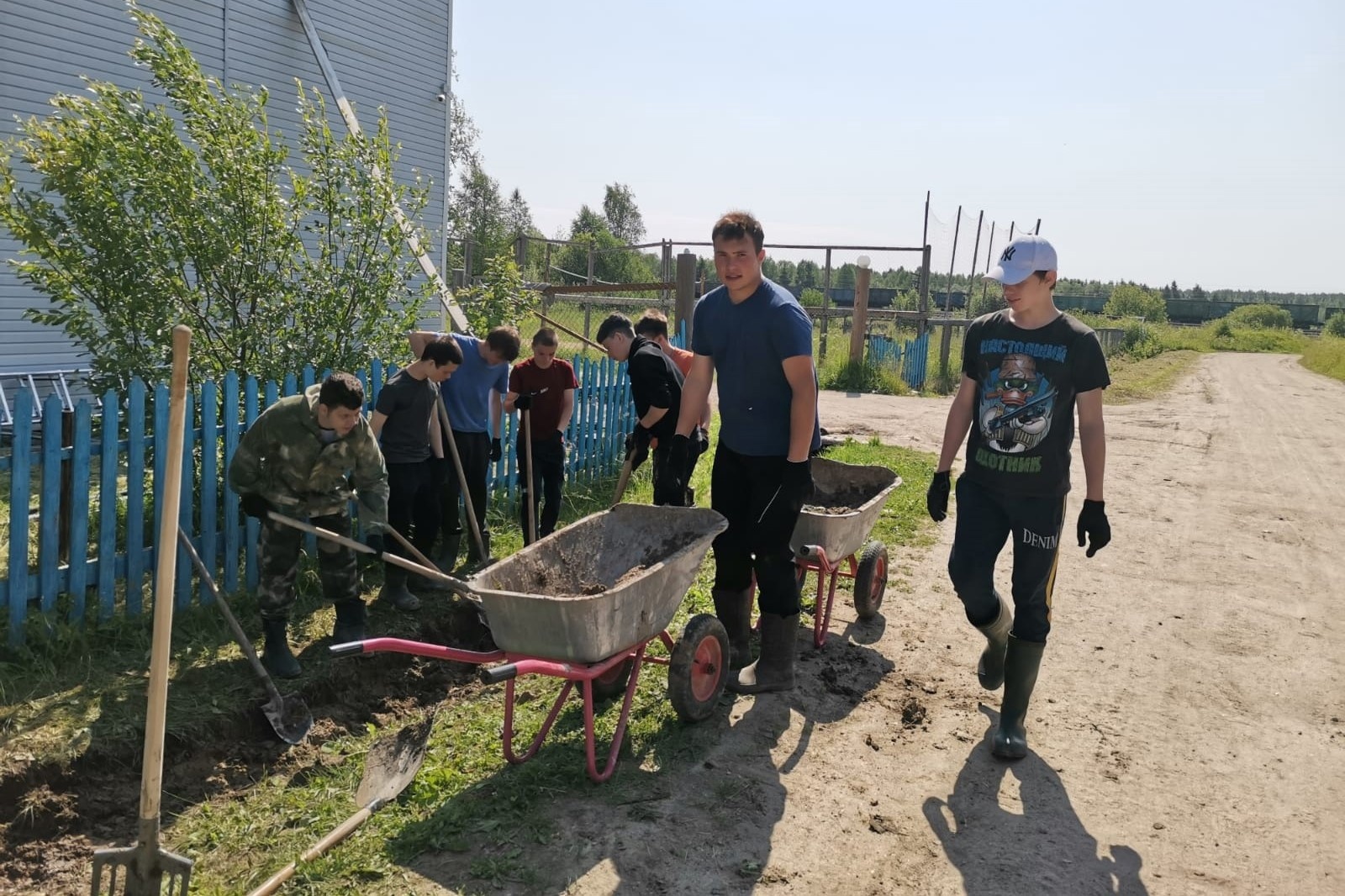 «Лето с пользой»: более 140 подростков смогли устроиться на работу в Устьянском округе