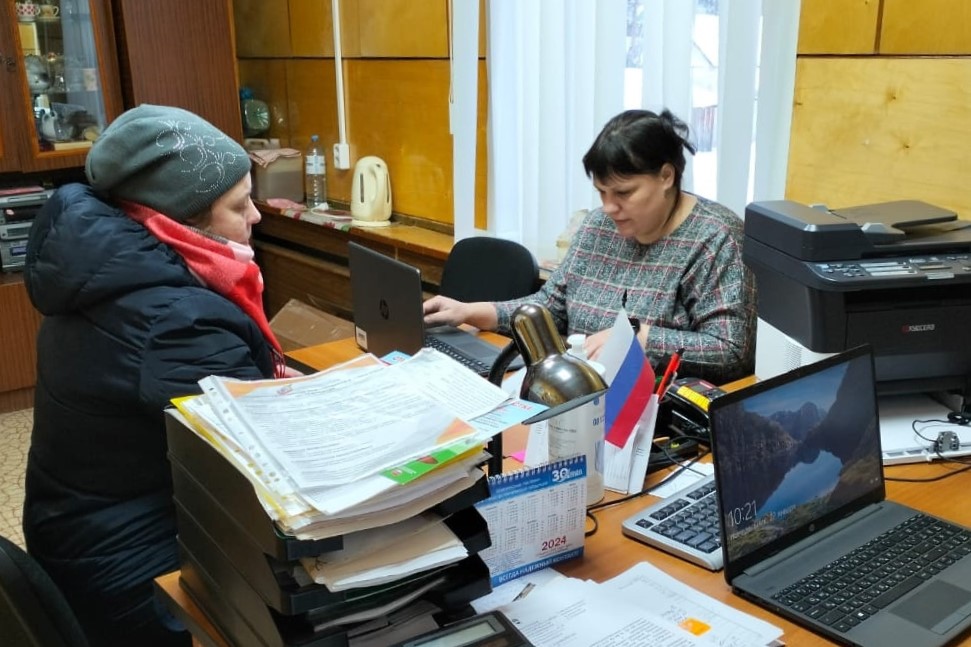 Служба занятости провела выездную консультацию жителей поселка Солгинский