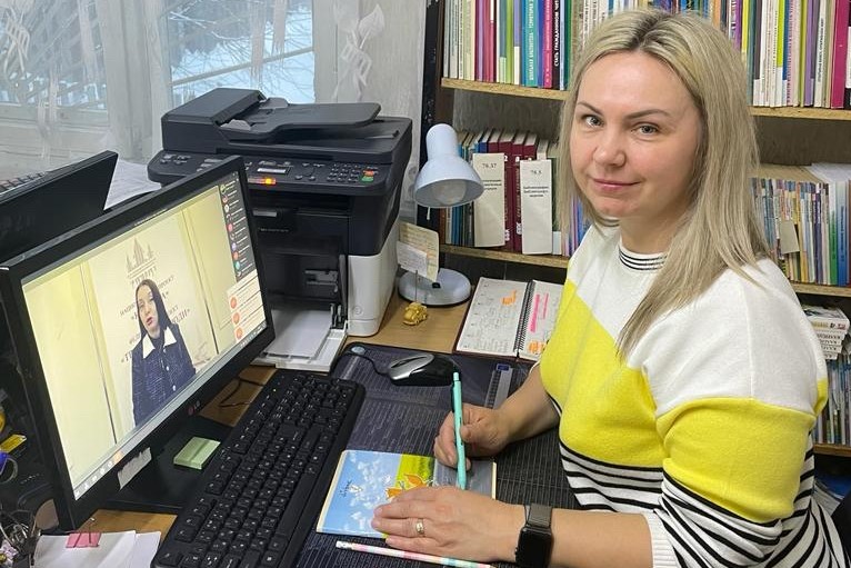 В 2023 году бесплатно новую специальность получили 564 мамы Архангельской области