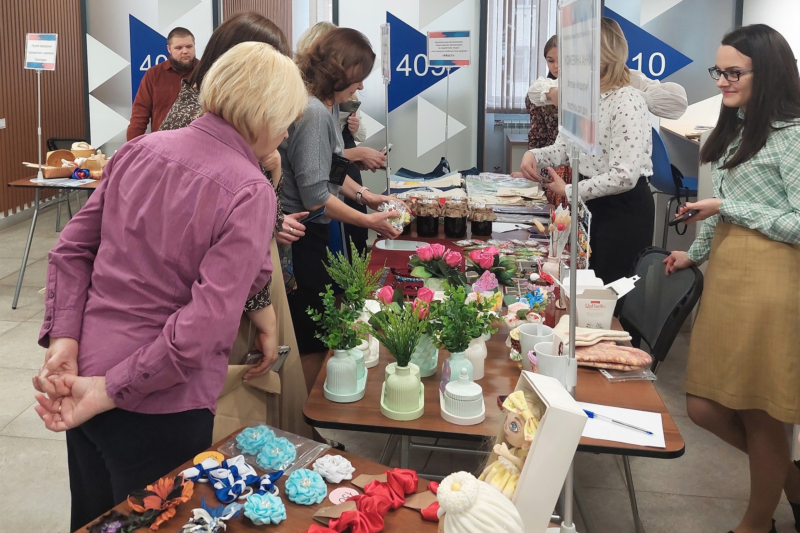 Более 200 гостей собрала в кадровом центре Архангельска первая выставка-продажа «Весны чарующая сила»